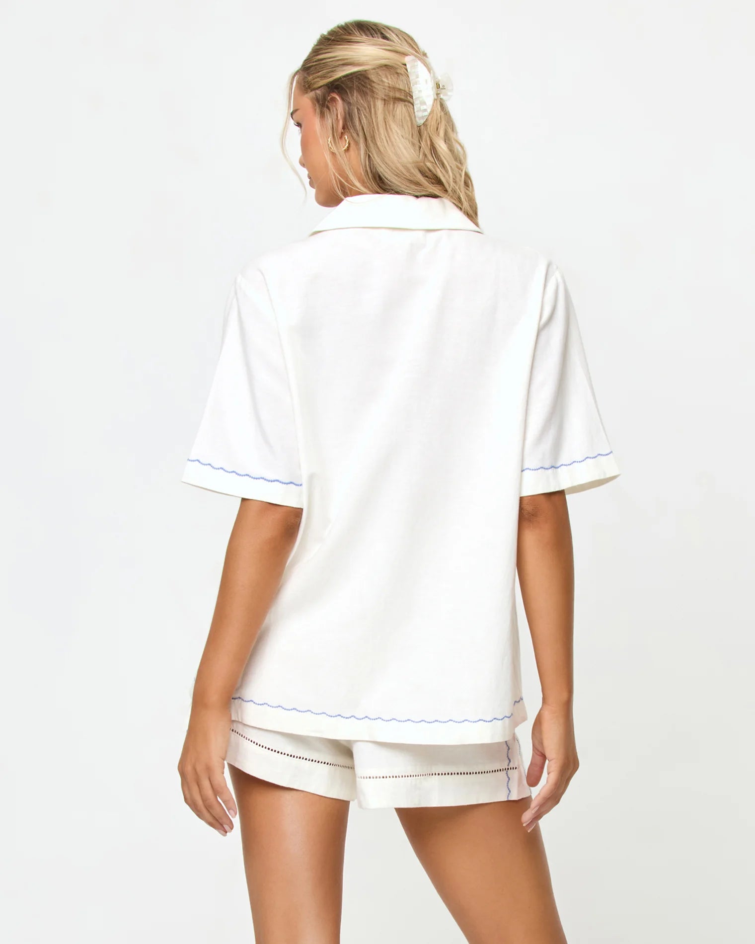 White high rise shorts with elastic waistband and drawstring