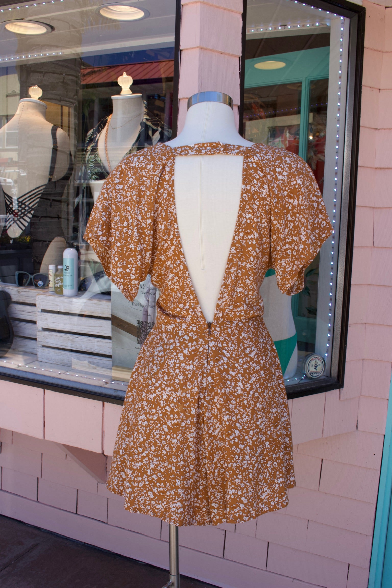 Short sleeve romper in Rust with white flower print.