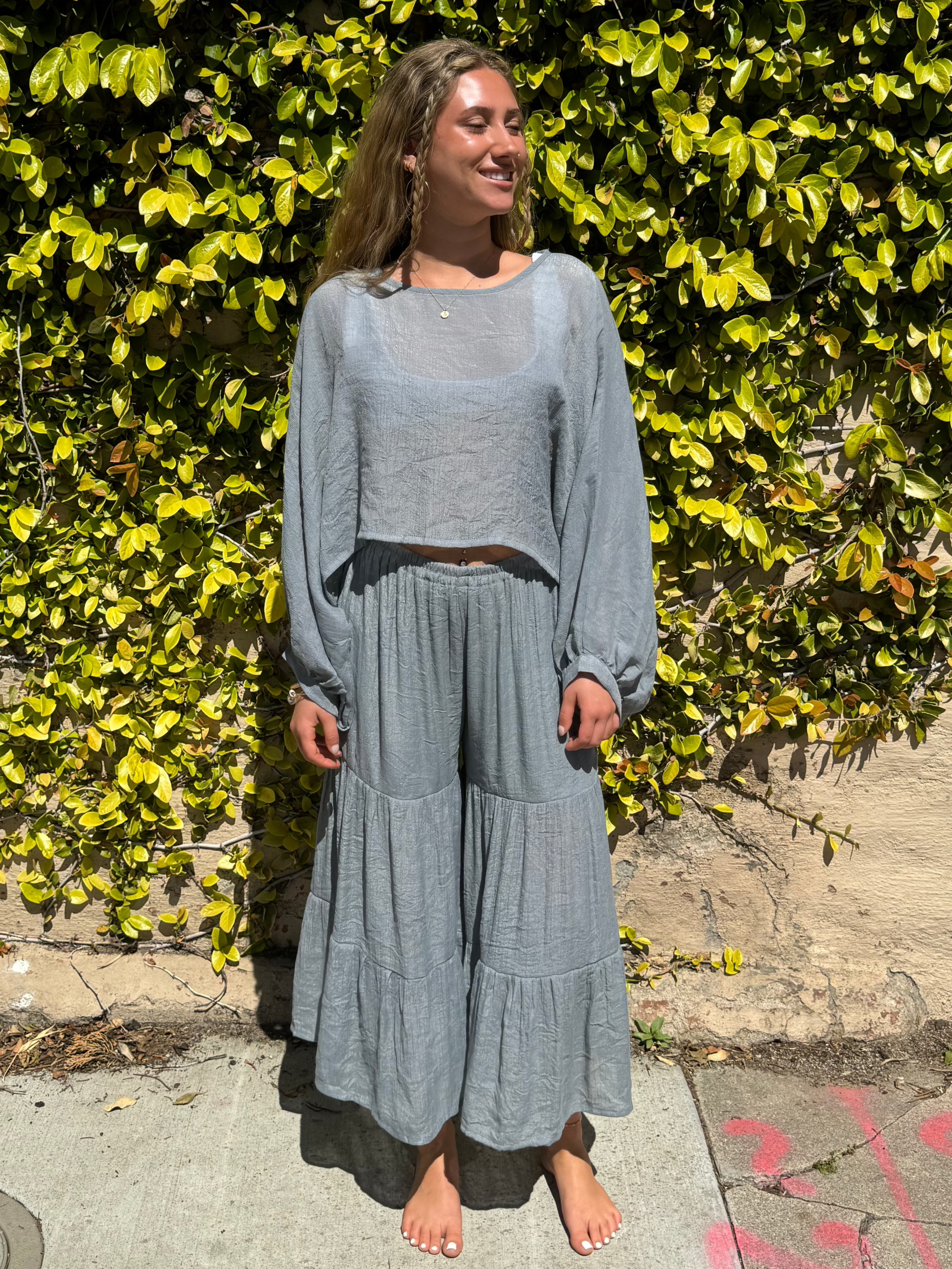 Short elastic waistband pants in Light Gray.