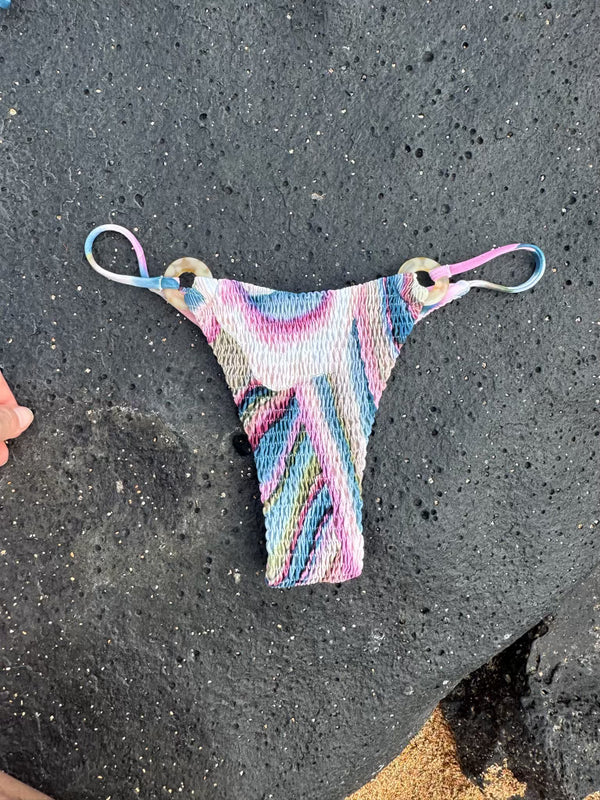 Reversible bottom with minimal coverage and ring details in multicolor print