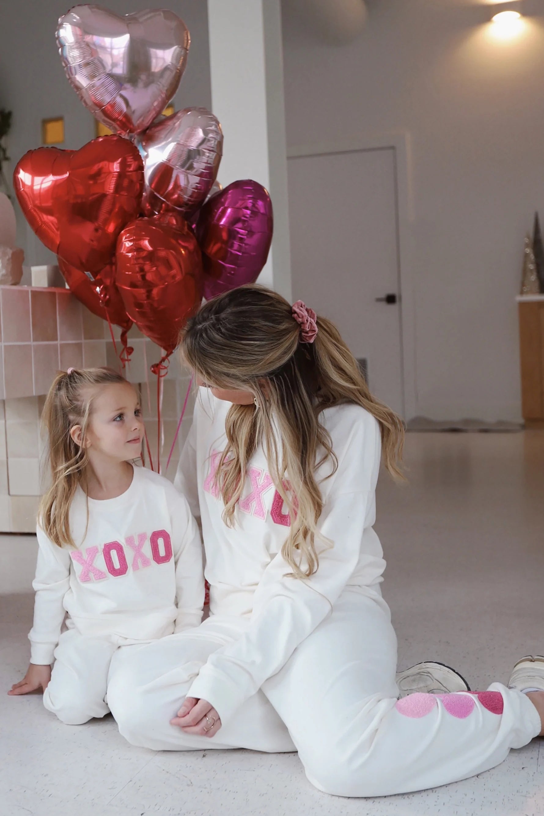 Soft sweatshirt with XOXO written across the front