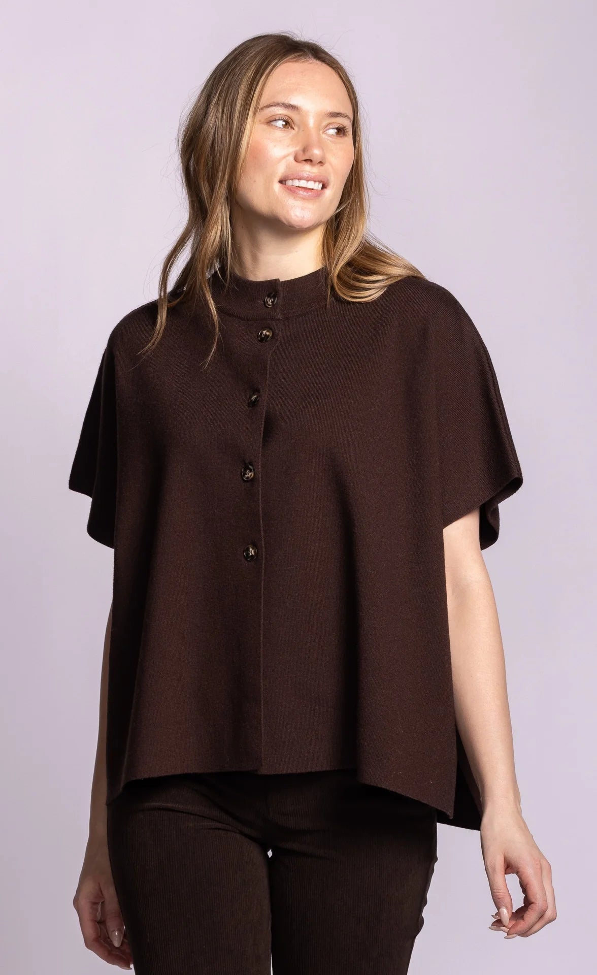 Short sleeve sweater with a mock neck and buttons in brown