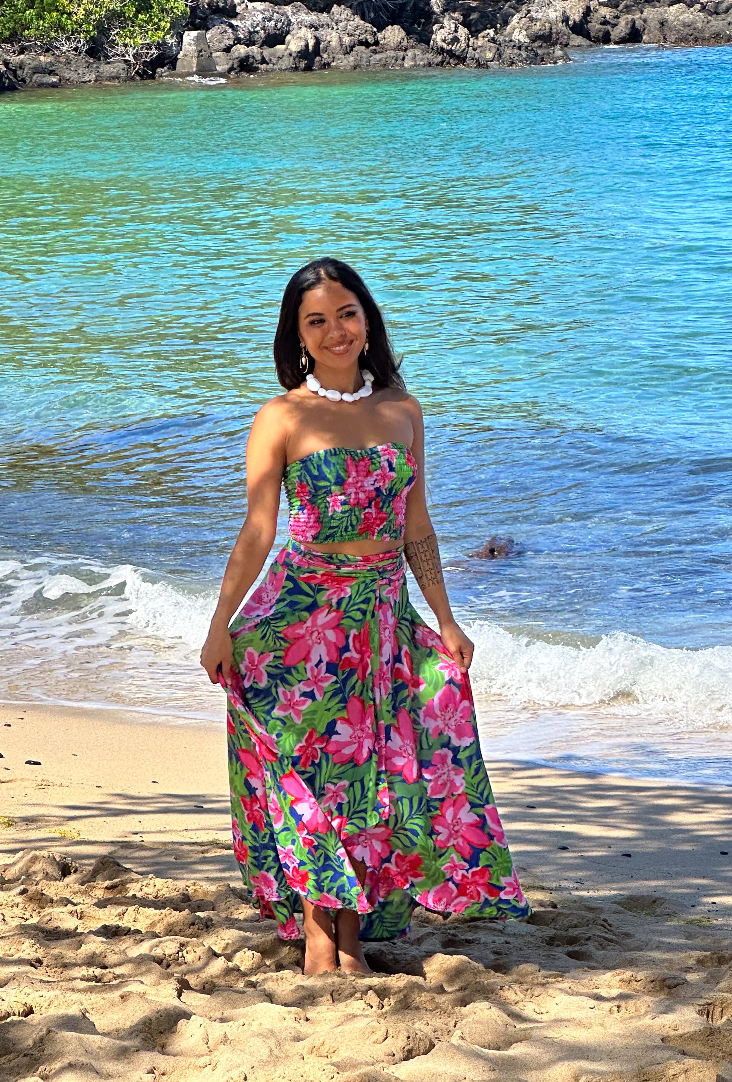 Sleeveless smocked crop top in vibrant Hawaiian print