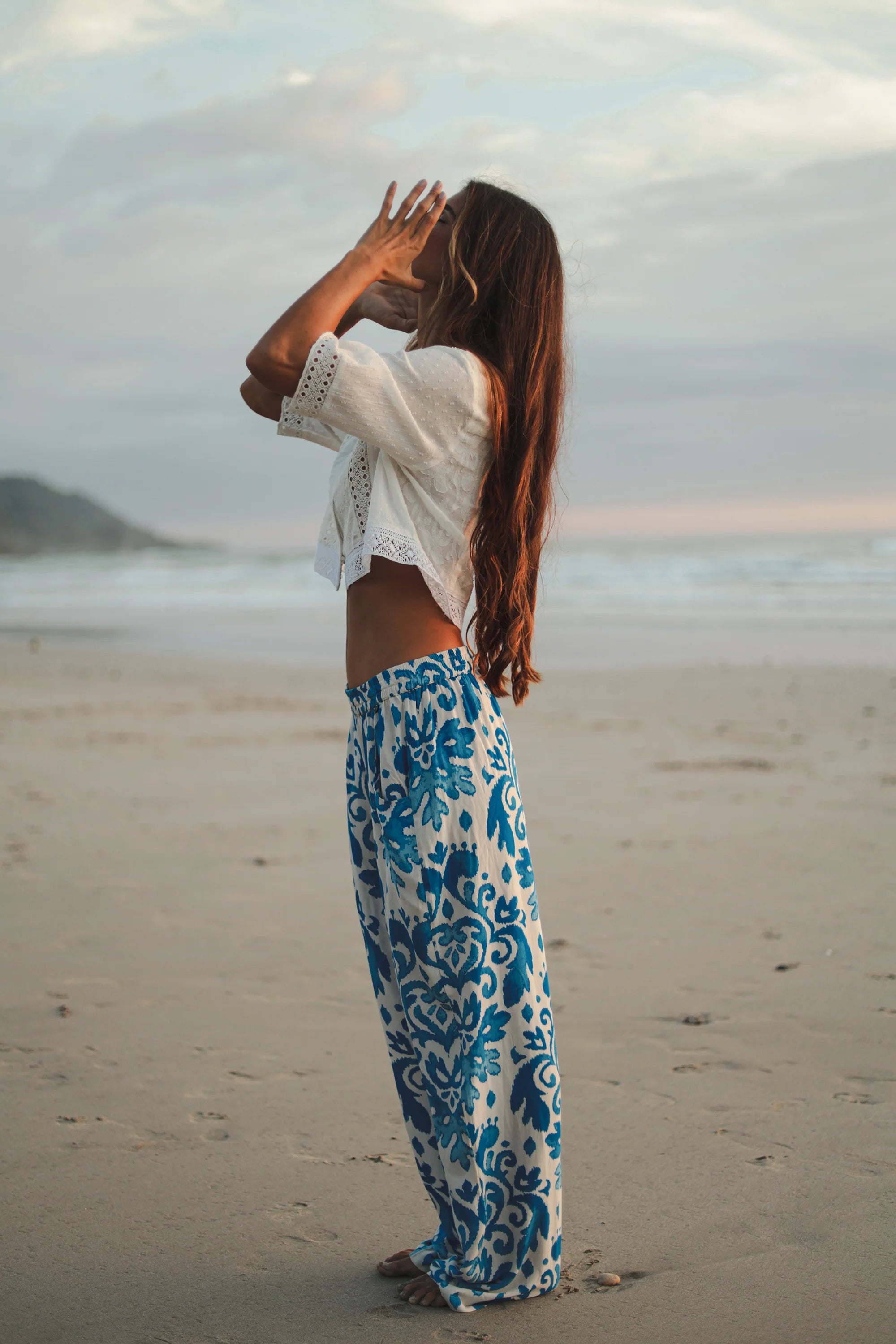 Wide leg pants with elastic waistband in bright blue print