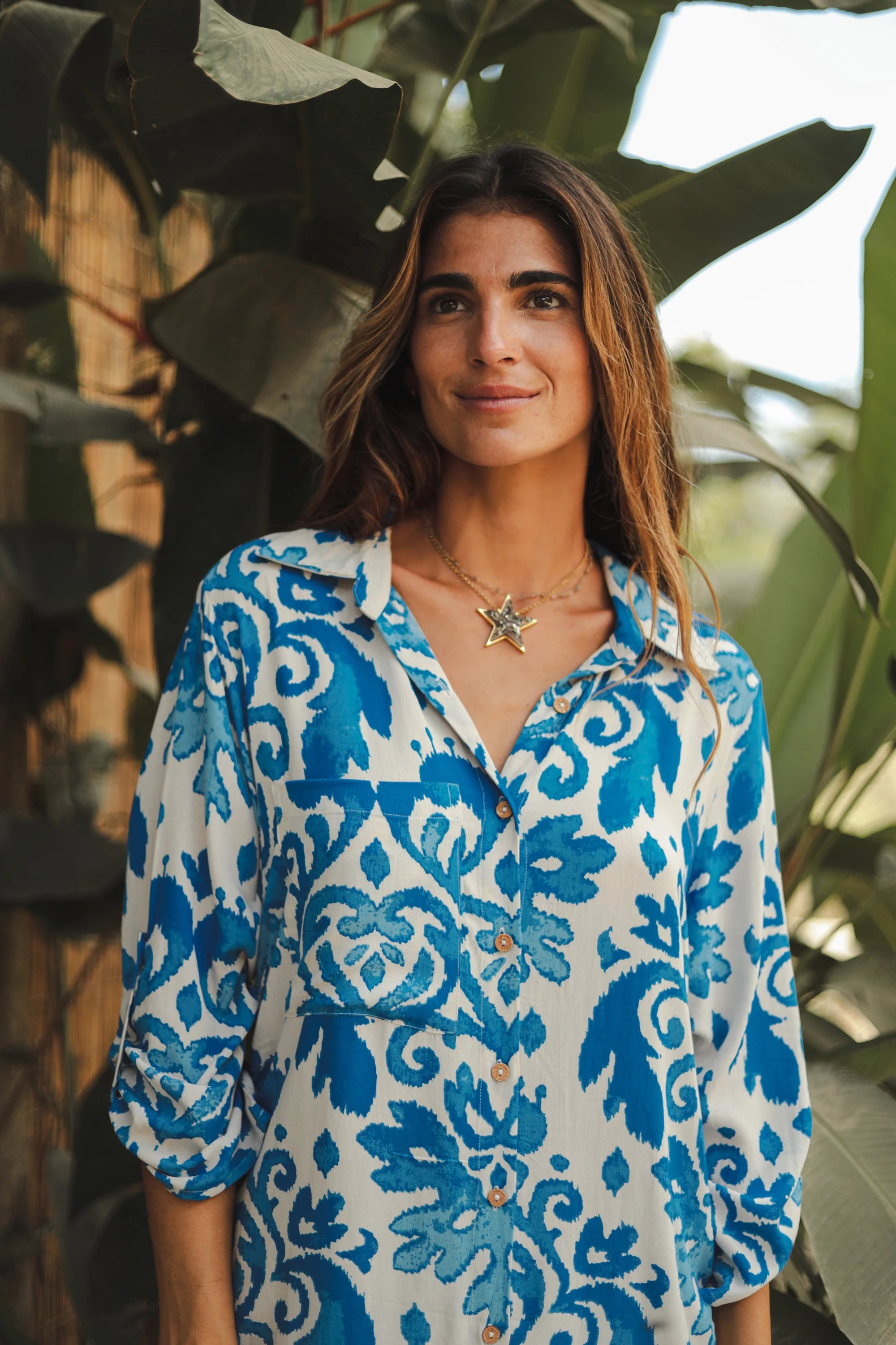 Oversized collared shirt with buttons in bright blue print