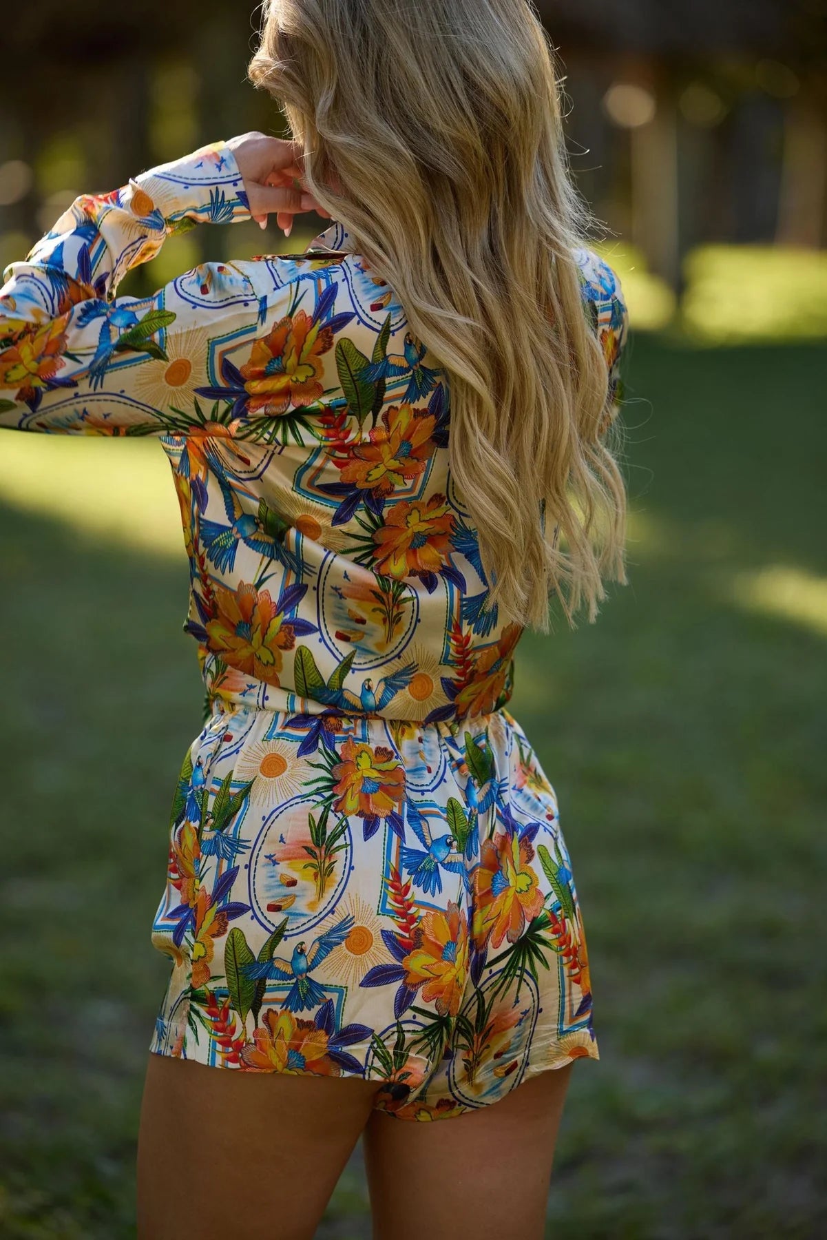 Satin shorts with drawstrings in multicolor tropical print