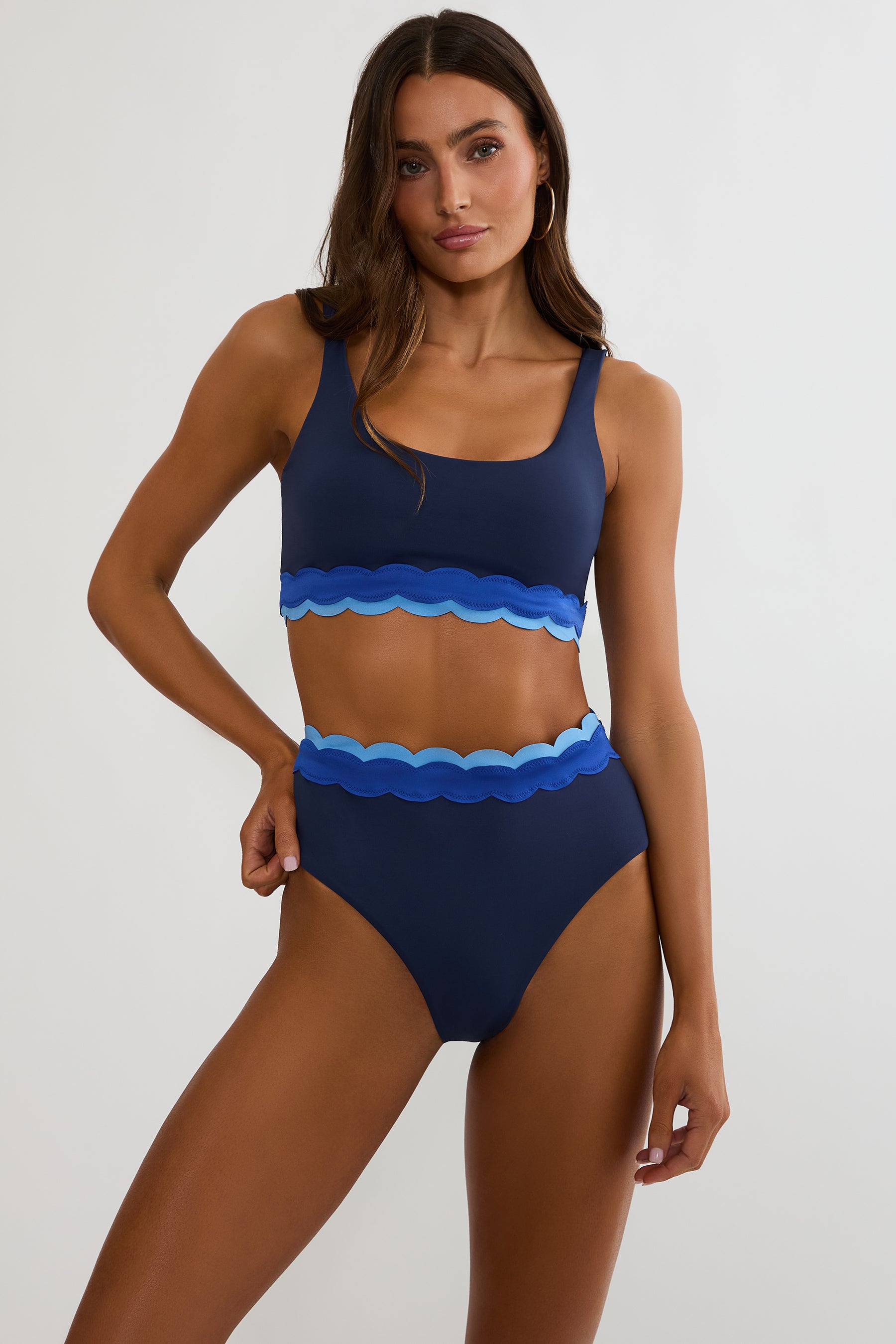 Sporty bikini top with scooped square neckline and scalloped edges