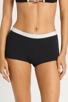 Boyleg shorts that reverse from black to white