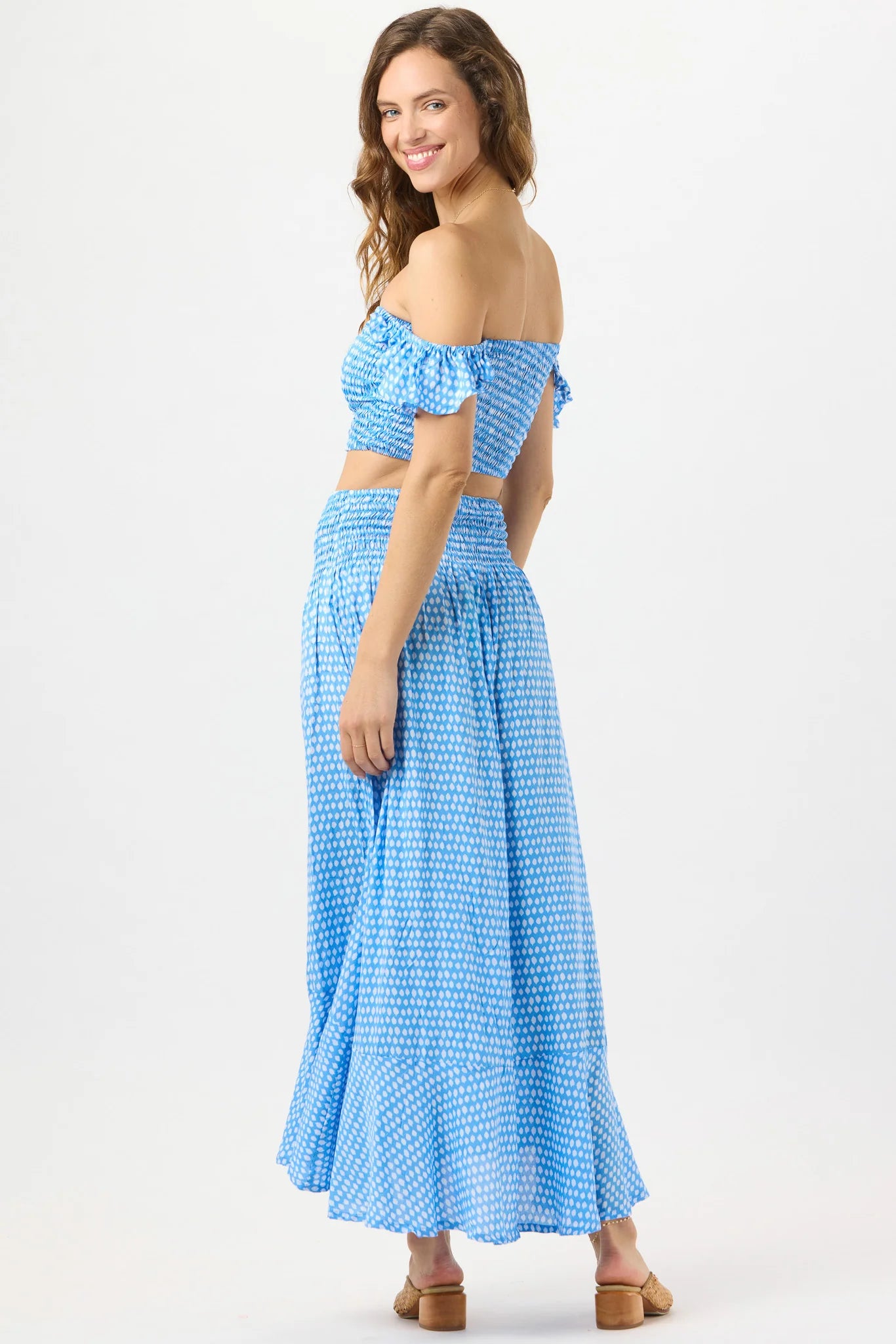 Cropped top with ruffled sleeves in blue print