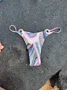 Reversible bottom with minimal coverage and ring details in multicolor print