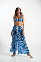 Pleated flowy pants in blue print