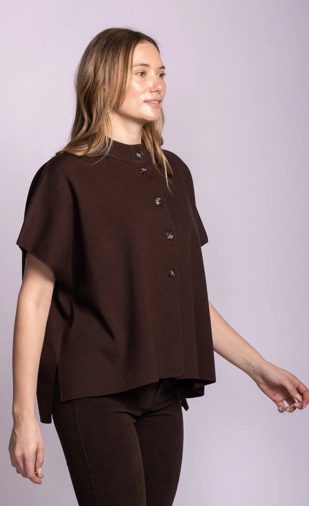 Short sleeve sweater with a mock neck and buttons in brown