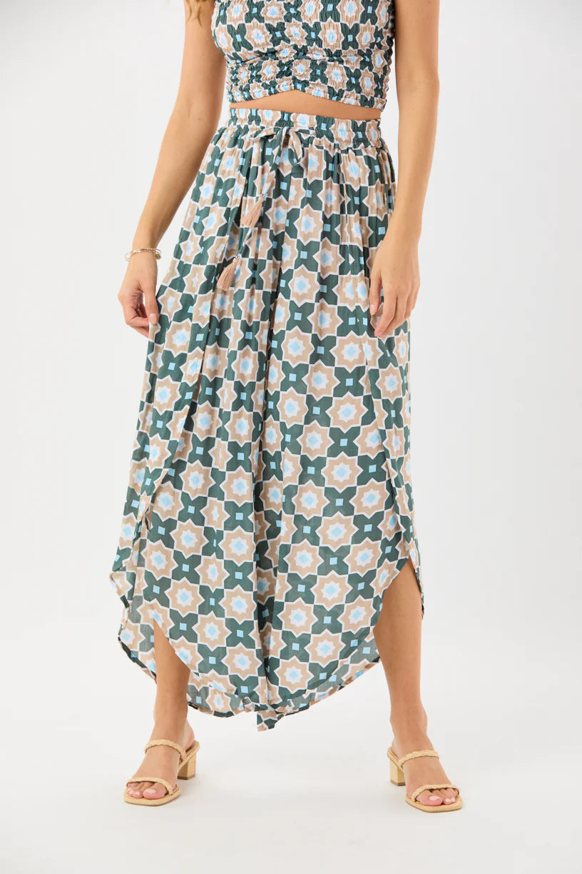 Flowy one size pants with elastic waist and drawstring