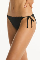 Scallop detailed tie side bottom in black