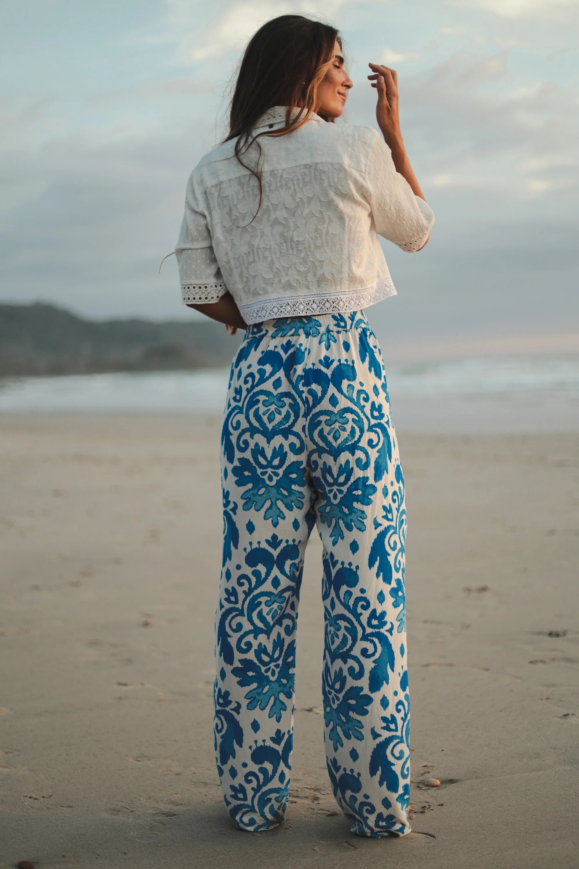 Wide leg pants with elastic waistband in bright blue print