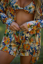Satin shorts with drawstrings in multicolor tropical print