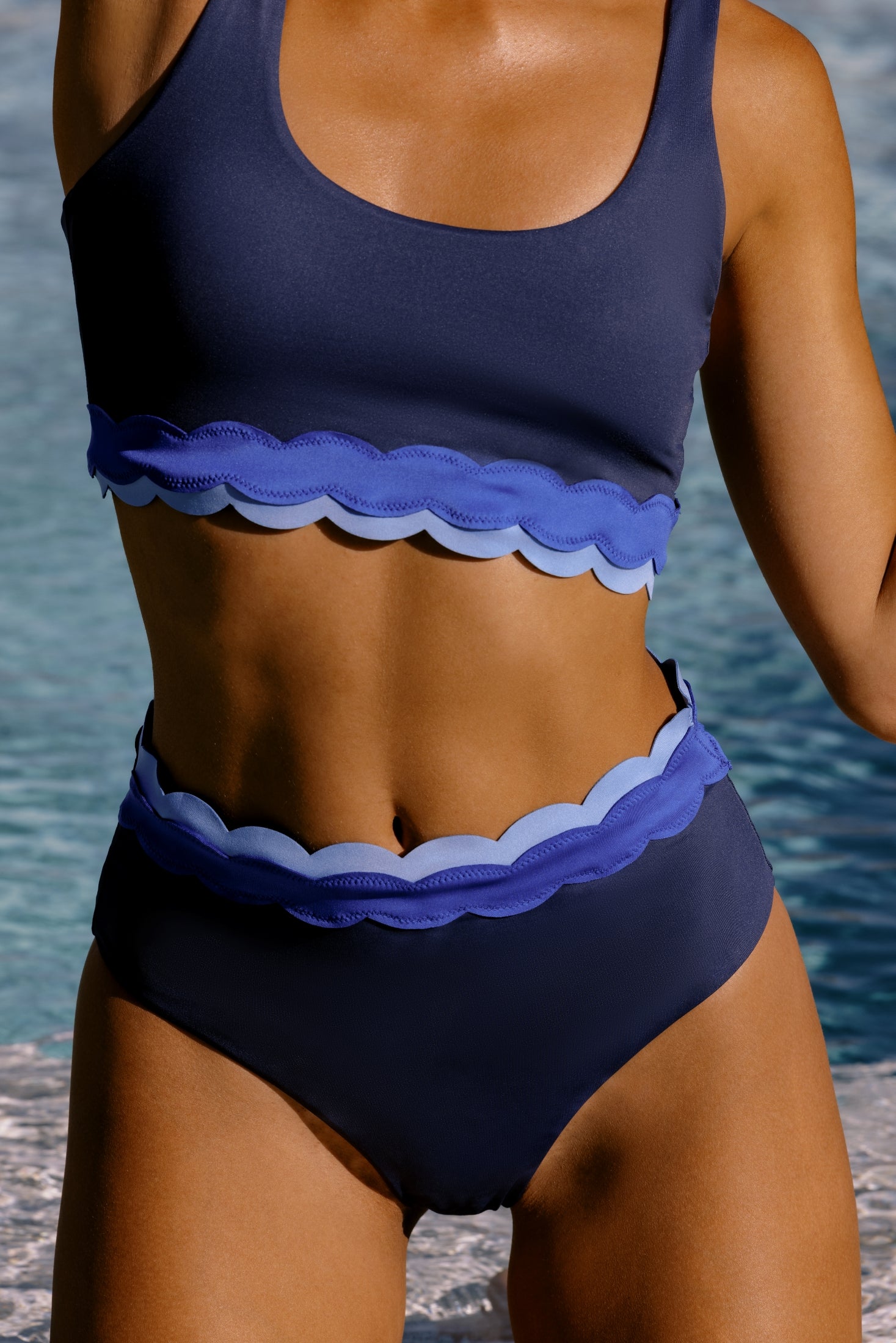 Sporty bikini top with scooped square neckline and scalloped edges