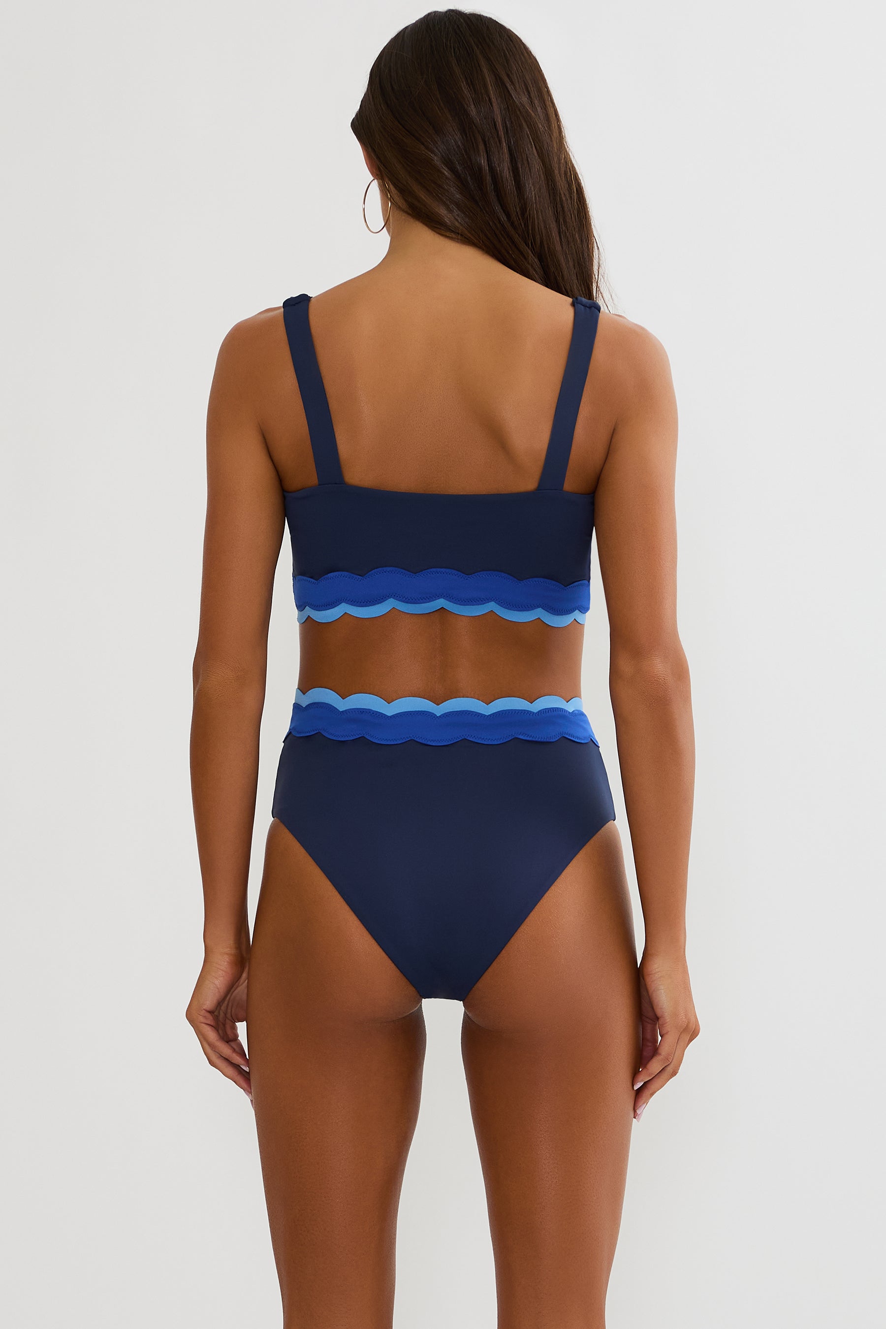 Sporty bikini top with scooped square neckline and scalloped edges